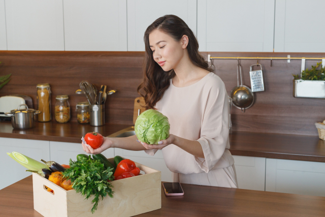 野菜持つ女性