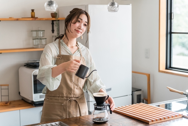コーヒーを淹れる女性