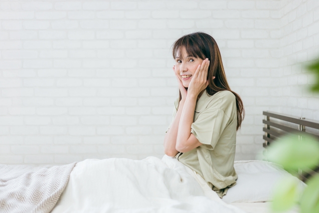 ベッドの上の女性